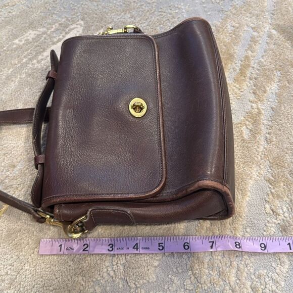 Coach
Leather handbag
Brown, Leather made in USA 1992 GUc check
With book - Picture 14 of 16